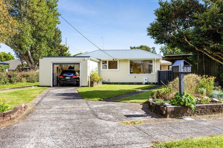 Photo of property in 39 Turakina Street, Merrilands, New Plymouth, 4312