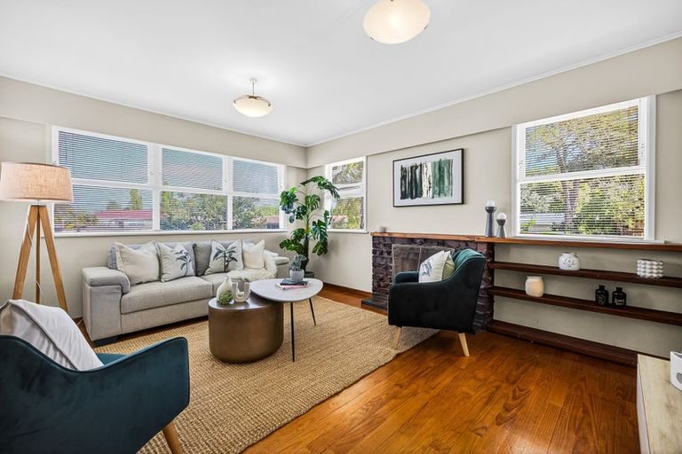 Photo of property in 12 Firle Place, Green Bay, Auckland, 0604