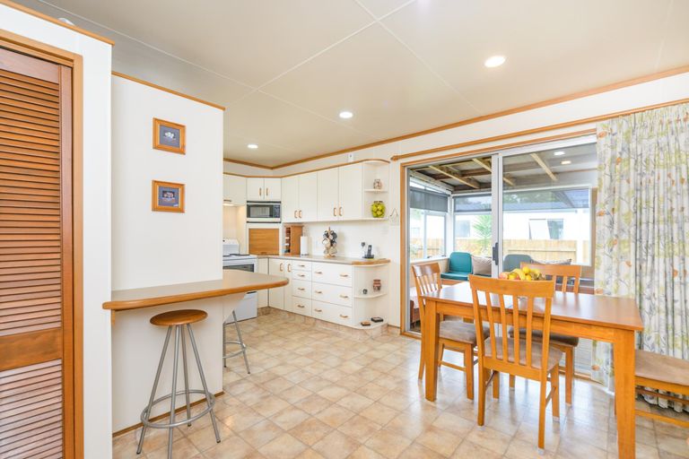 Photo of property in 10 Forbes Place, Kelvin Grove, Palmerston North, 4414