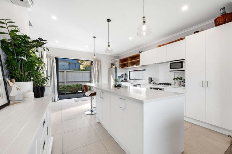 Photo of property in 13 Maureen Close, East Tamaki Heights, Auckland, 2016