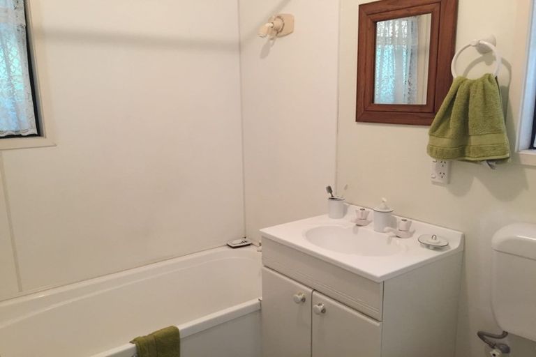 Photo of property in 1/3 Fayette Place, Te Atatu South, Auckland, 0610