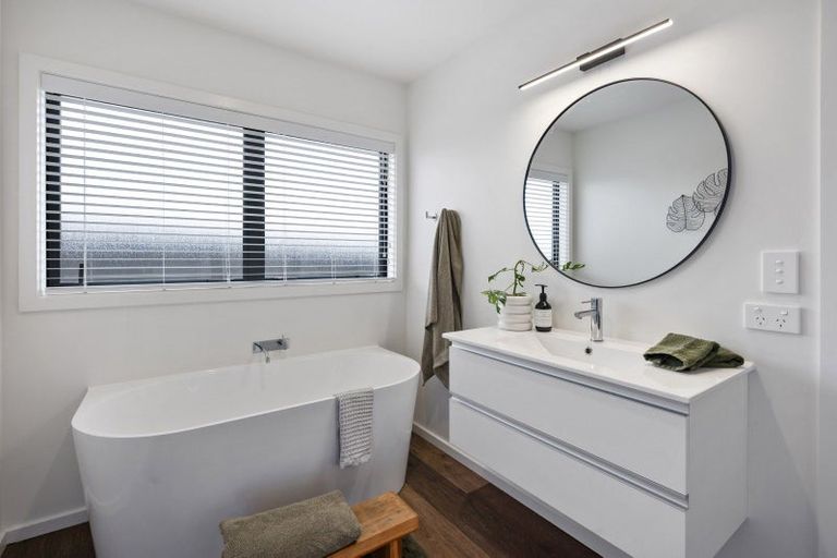 Photo of property in 2 Seven Oaks Drive, Kinloch, Taupo, 3377