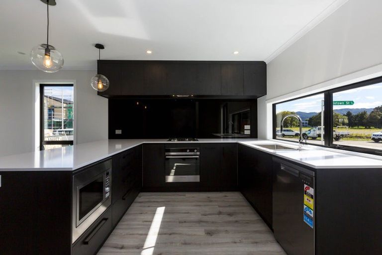 Photo of property in 11 Mawai Hakona Drive, Wallaceville, Upper Hutt, 5018