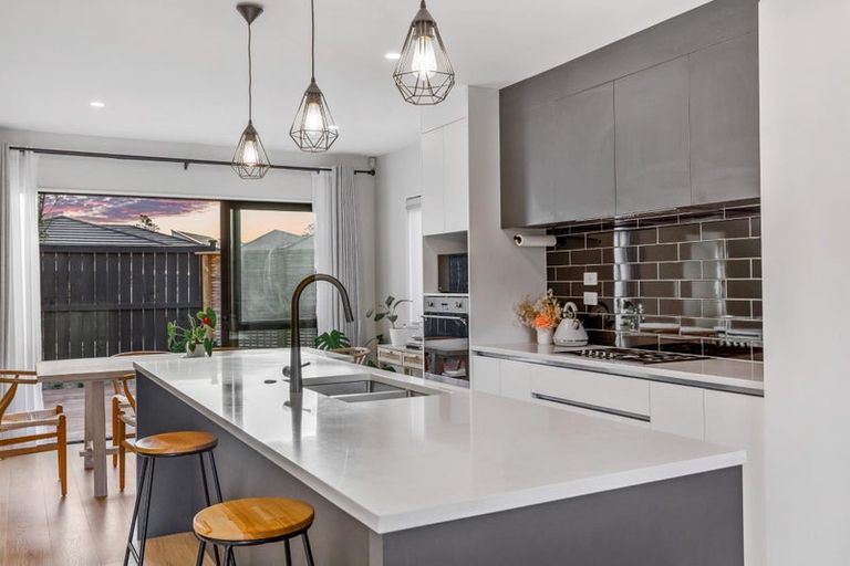 Photo of property in 24 Lumbarda Drive, Kumeu, 0810