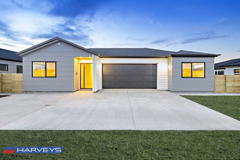 Photo of property in 12 Twin Parks Rise, Papakura, 2110