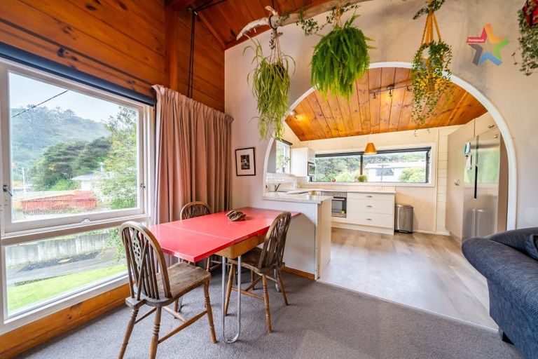 Photo of property in 38 James Grove, Stokes Valley, Lower Hutt, 5019