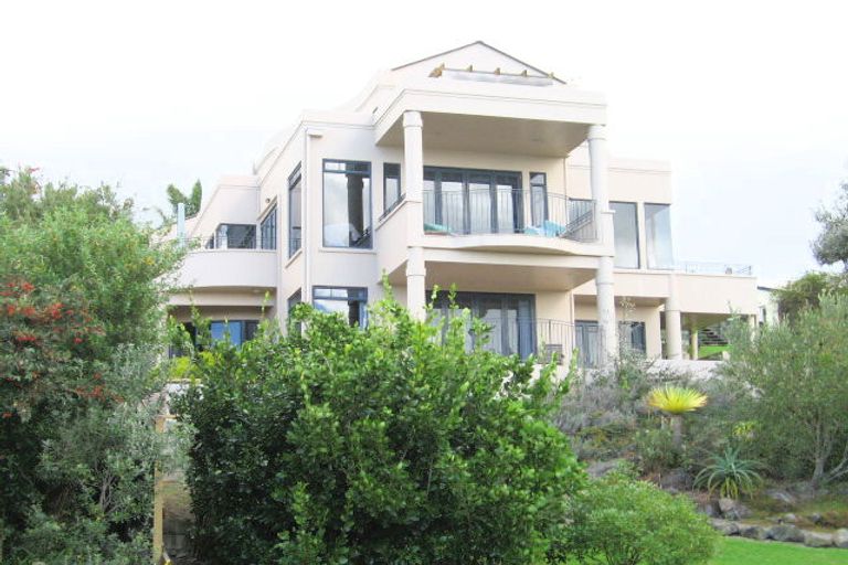 Photo of property in 26 Chelverton Terrace, Red Beach, 0932