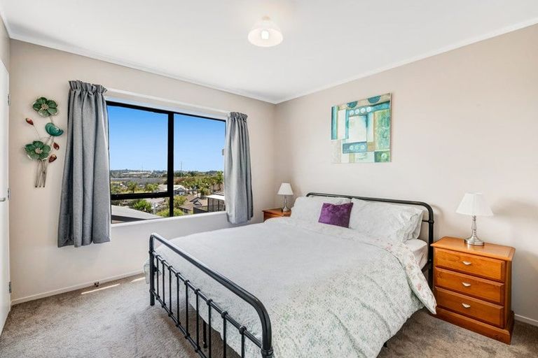 Photo of property in 2/10 Sevilla Place, Unsworth Heights, Auckland, 0632