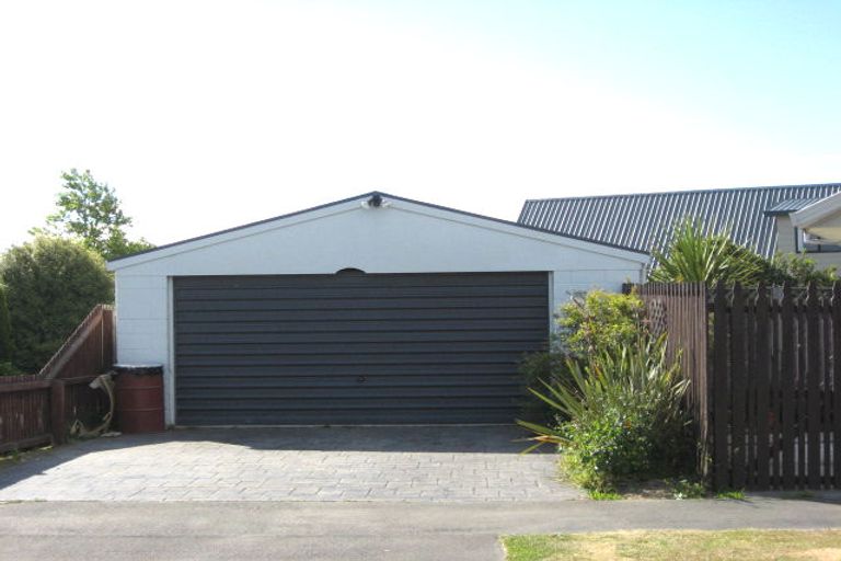 Photo of property in 6 Farnley Place, Parklands, Christchurch, 8083