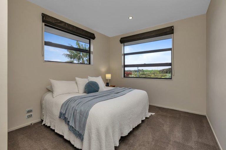 Photo of property in 12 Rauiri Drive, One Tree Point, 0118