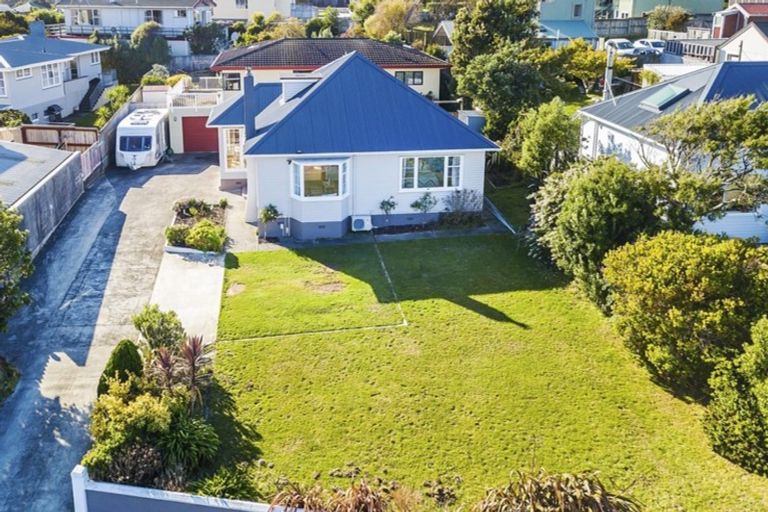Photo of property in 8a Bay Drive, Titahi Bay, Porirua, 5022