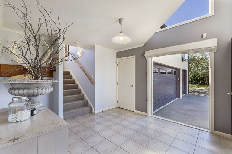 Photo of property in 33 Royal Oak Drive, Kelvin Grove, Palmerston North, 4414