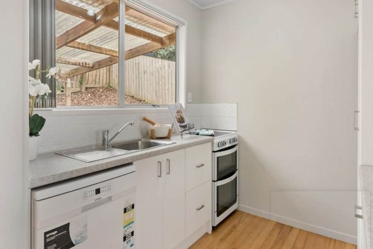 Photo of property in 1/10 Mcquoid Place, Glenfield, Auckland, 0629