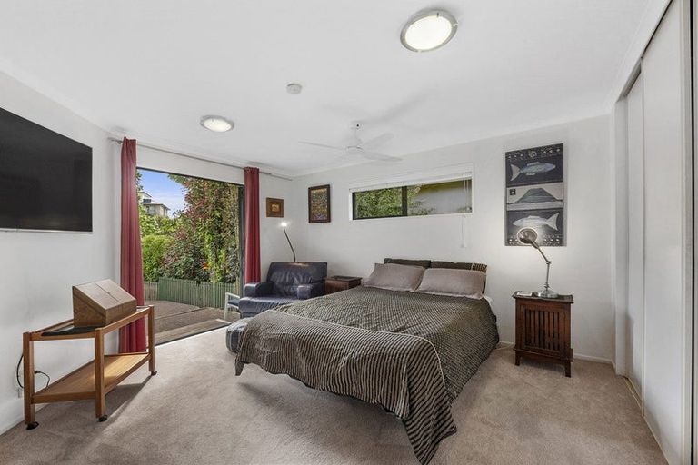 Photo of property in 5 Springwater Vale, Unsworth Heights, Auckland, 0632