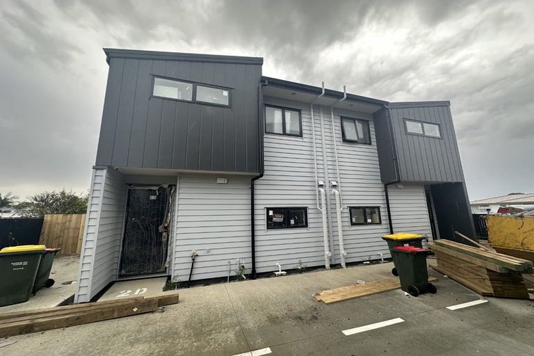 Photo of property in 2e Convair Crescent, Mangere, Auckland, 2022