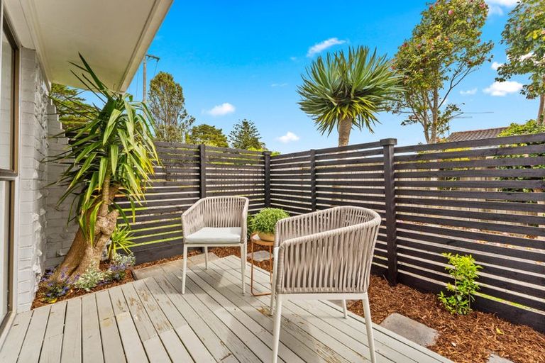 Photo of property in 1/307a Wairau Road, Totara Vale, Auckland, 0627