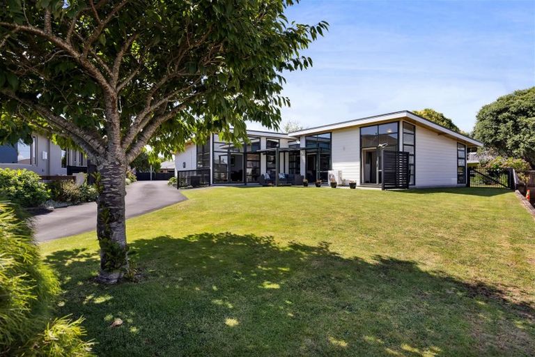 Photo of property in 11 Highfield Place, Highlands Park, New Plymouth, 4312