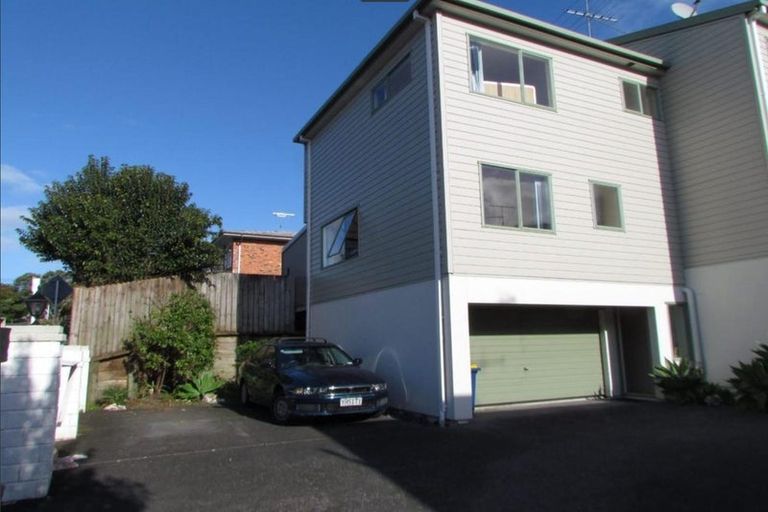 Photo of property in 2/5 Kilham Avenue, Northcote, Auckland, 0627