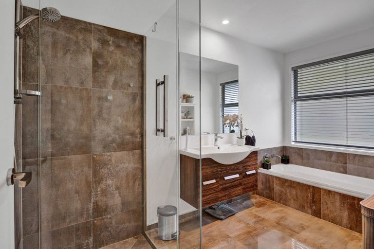 Photo of property in 17a Heta Road, Highlands Park, New Plymouth, 4312