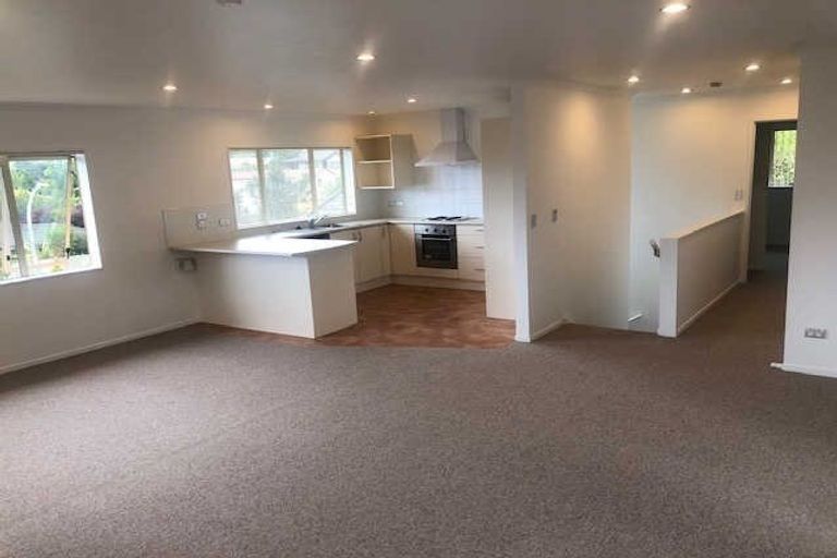 Photo of property in 11 Whitshire Mews, Massey, Auckland, 0614