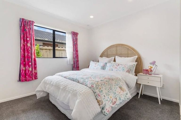 Photo of property in 16 Carisbrook Crescent, Papakura, 2110