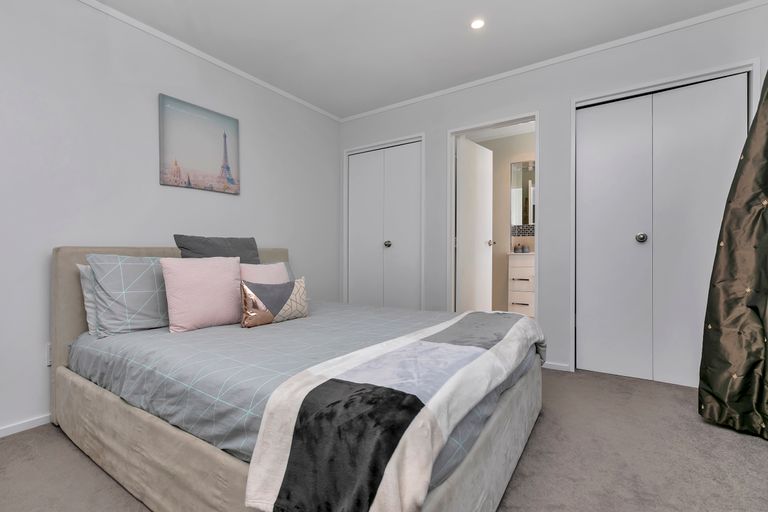 Photo of property in 1/38 Sailfish Drive, West Harbour, Auckland, 0618