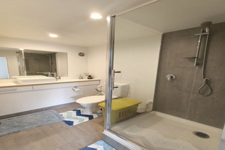 Photo of property in 2/527 Glenfield Road, Glenfield, Auckland, 0629