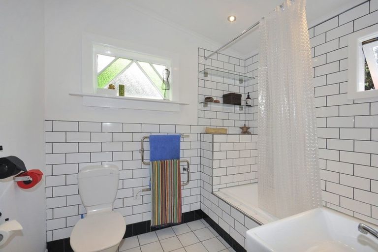 Photo of property in 13 Cave Road, Houghton Bay, Wellington, 6023