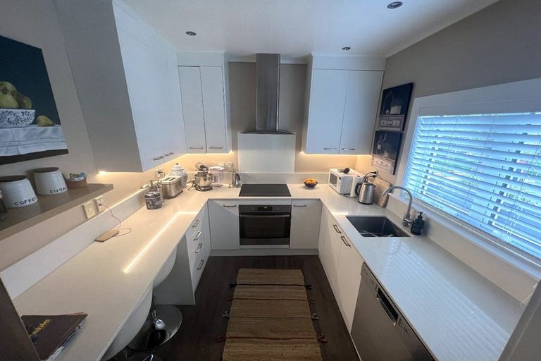 Photo of property in Kingsgate Flats, 10 Austin Street, Mount Victoria, Wellington, 6011