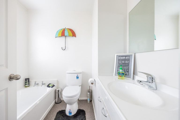 Photo of property in 3/144 Godley Road, Green Bay, Auckland, 0604