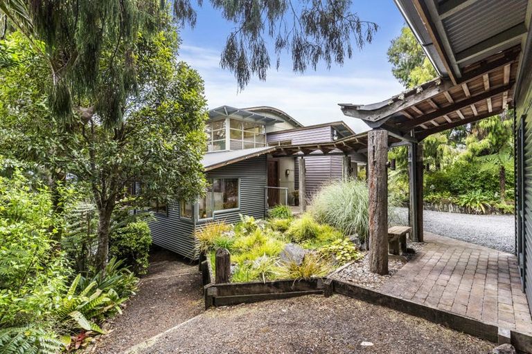 Photo of property in 318 Forest Road, Waiatarua, Auckland, 0612
