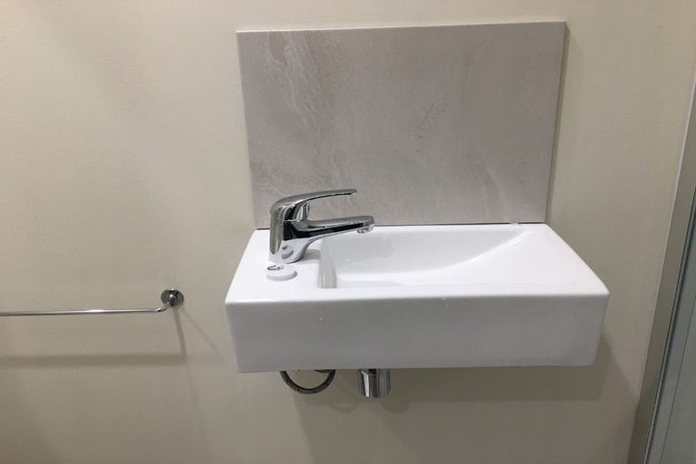 Photo of property in 17a Barker Rise, Northcross, Auckland, 0632