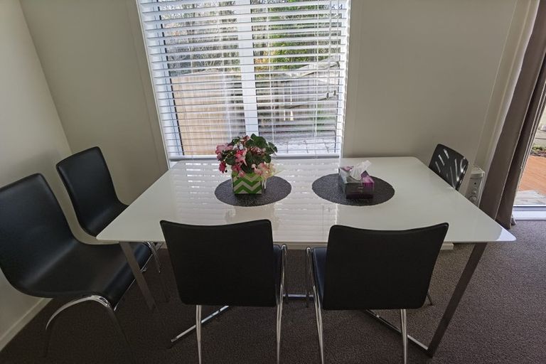 Photo of property in 3/30 John Jennings Drive, Oteha, Auckland, 0632