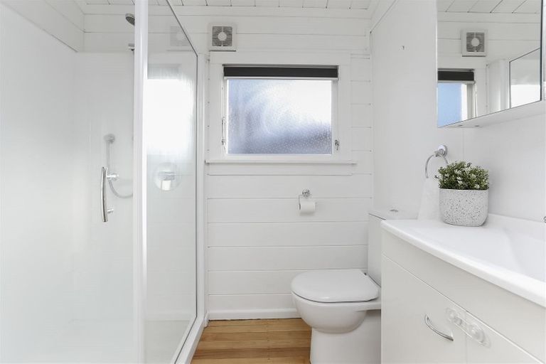 Photo of property in 1/23a Gladstone Road, Northcote, Auckland, 0627