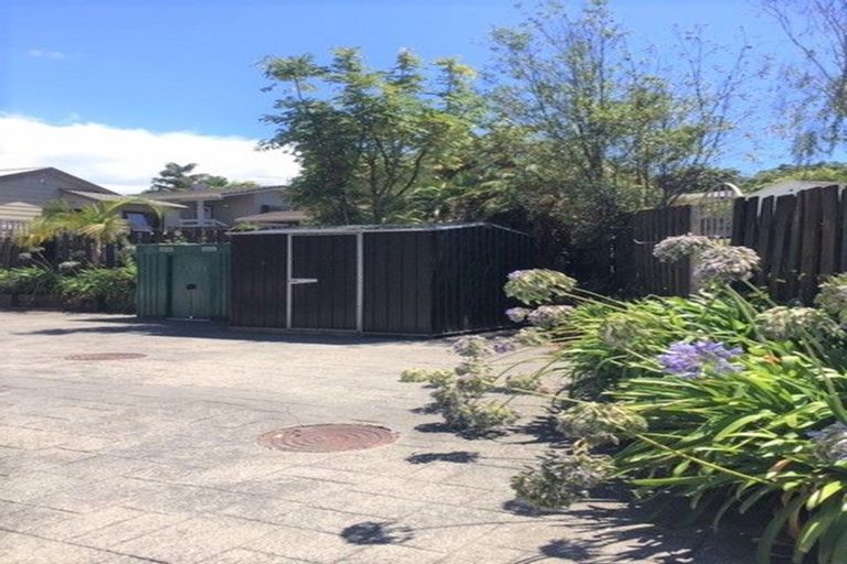 Photo of property in 14 Atlantis Place, Totara Vale, Auckland, 0629