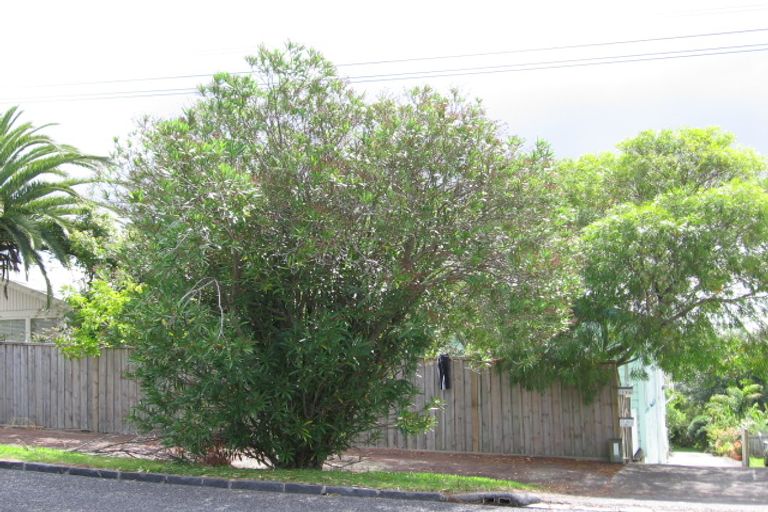 Photo of property in 11 Roberton Road, Avondale, Auckland, 1026