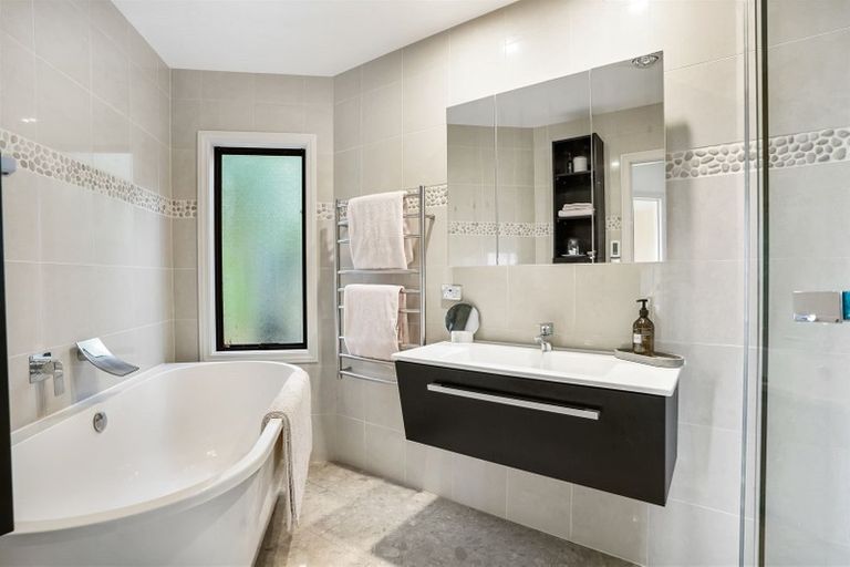 Photo of property in 29 Speedy Crescent, Hillcrest, Auckland, 0627