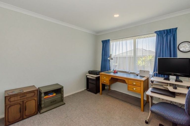 Photo of property in 8 Balmerino Grove, Waikanae, 5036