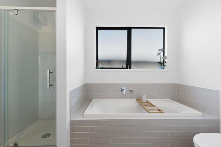 Photo of property in 17 Bale Road, Jacks Point, 9371