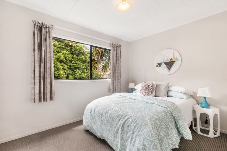 Photo of property in 2/11 Kupari Place, Totara Vale, Auckland, 0629
