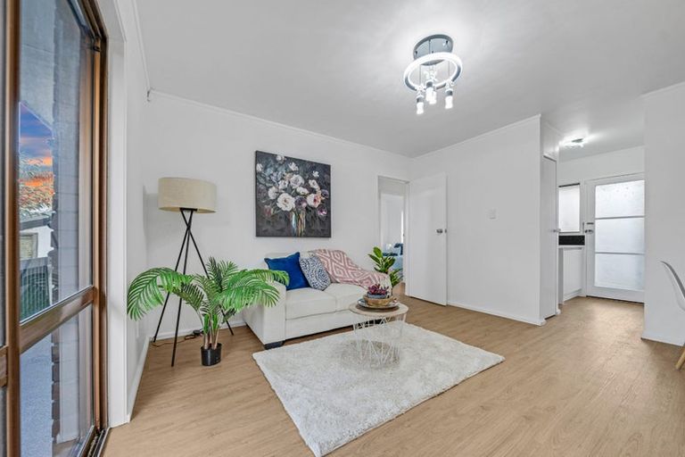 Photo of property in 2/4173a Great North Road, Glen Eden, Auckland, 0602