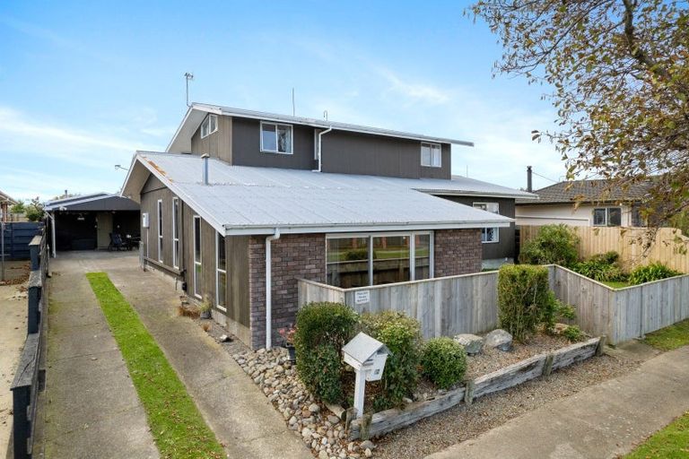 Photo of property in 19 Hillcrest Drive, Kelvin Grove, Palmerston North, 4414