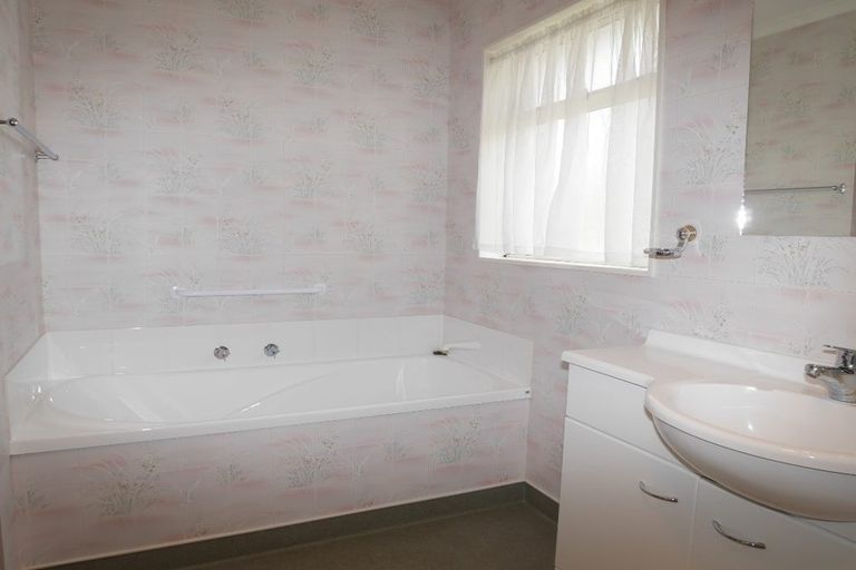 Photo of property in 9 Greenaway Road, Waikanae, 5036