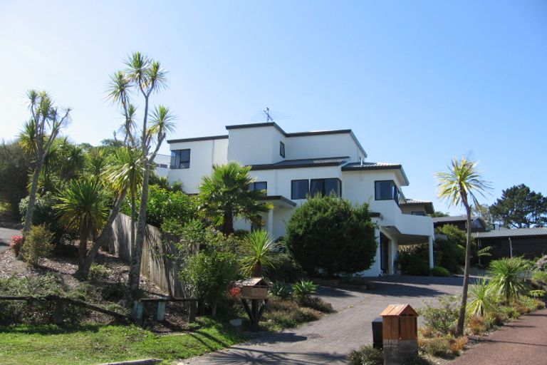 Photo of property in 1/5 Seaford Place, Murrays Bay, Auckland, 0630