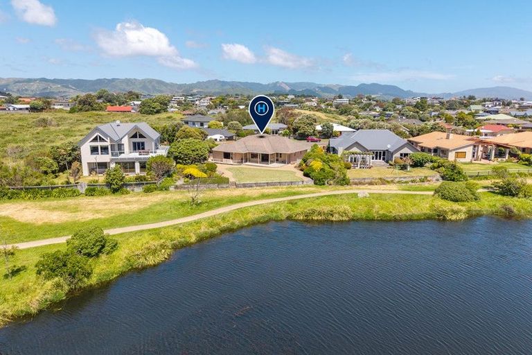 Photo of property in 11 Marewa Place, Waikanae Beach, Waikanae, 5036