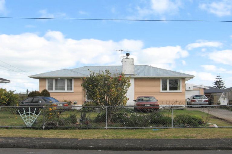 Photo of property in 15 Sutton Crescent, Papakura, 2110
