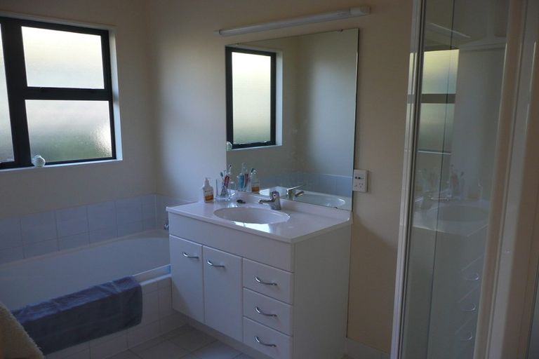 Photo of property in 20 Landsdowne Terrace, Karori, Wellington, 6012