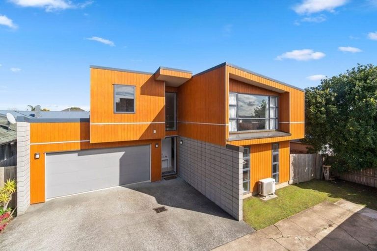 Photo of property in 72a Hobsonville Road, West Harbour, Auckland, 0618