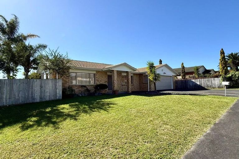 Photo of property in 17 Parkcrest Drive, Henderson, Auckland, 0612
