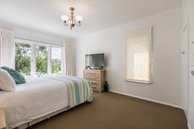 Photo of property in 32 Arama Avenue, Titirangi, Auckland, 0604
